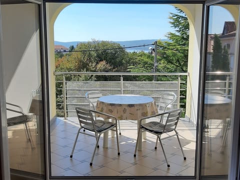 Helle Wohnung in Selce mit Terrasse