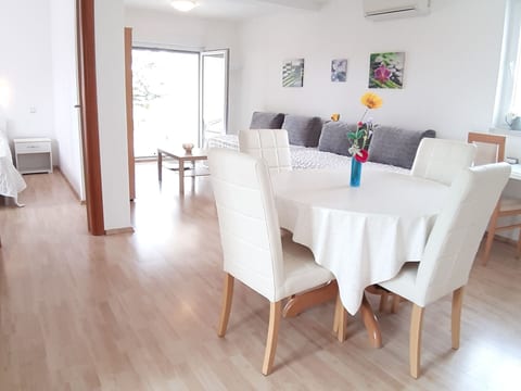 Helle Wohnung in Selce mit Terrasse
