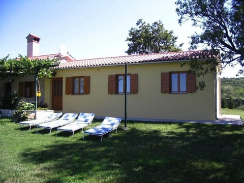 Charmantes Ferienhaus in Bartići mit Terrasse