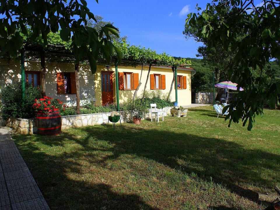 Charmantes Ferienhaus in Bartići mit Terrasse - Drenje