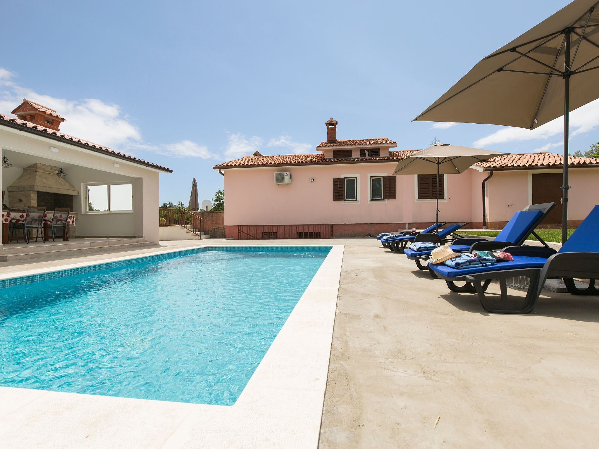 mit Garten, Grill und Terrasse