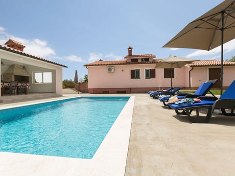 mit Garten, Grill und Terrasse