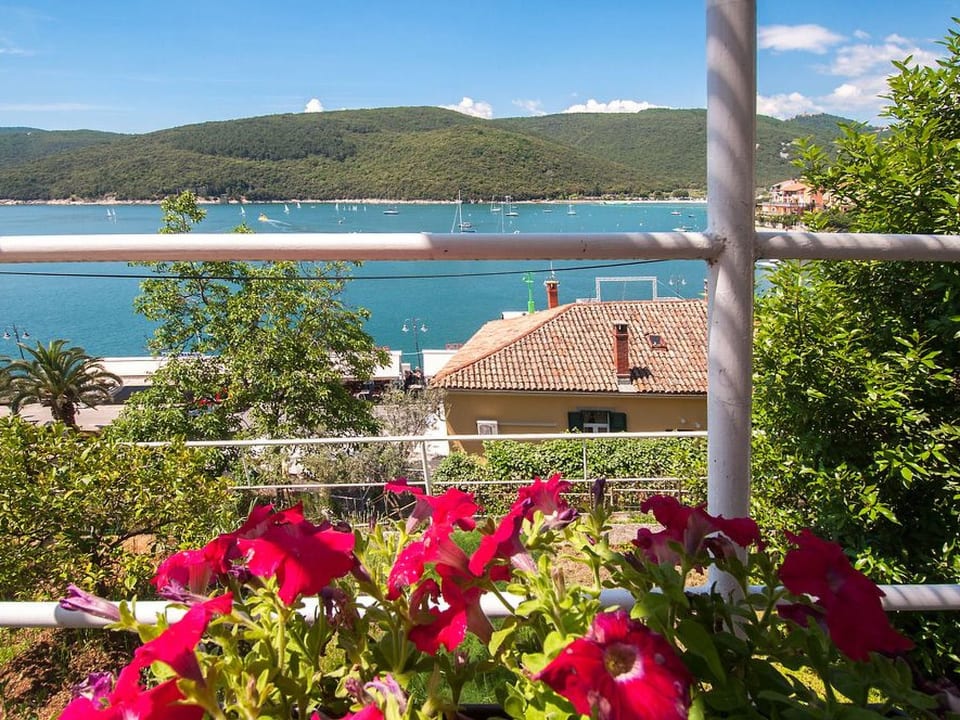 con vista al agua - Rabac