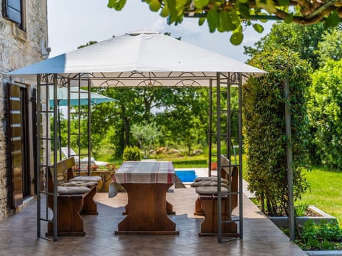 Schönes Haus mit großer grüner Umgebung, Pool