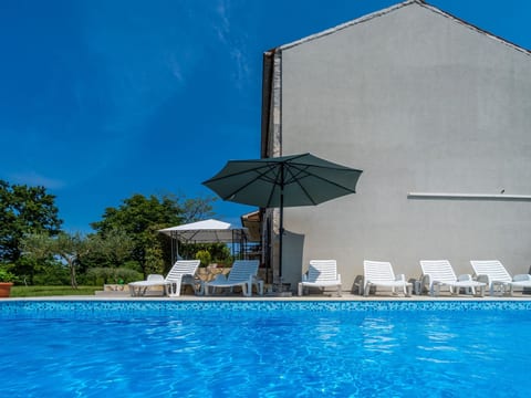 Schönes Haus mit großer grüner Umgebung, Pool