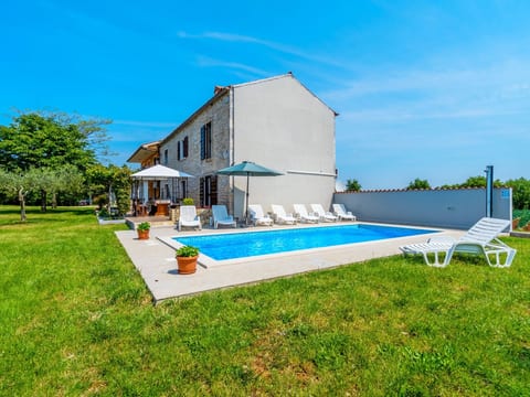 Schönes Haus mit großer grüner Umgebung, Pool