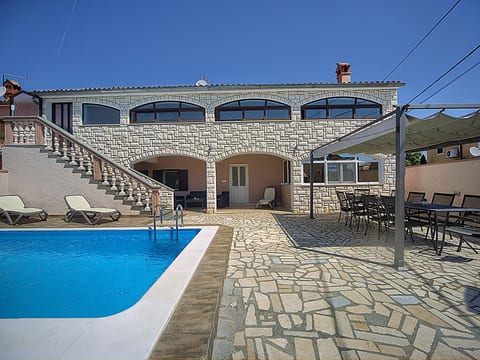Villa mit Garten, Grill und Terrasse