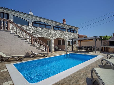 Villa mit Garten, Grill und Terrasse