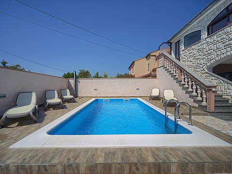 Villa mit Garten, Grill und Terrasse