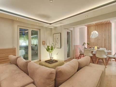 Stylisches Haus mit Dachterrasse, Bar und Hot Tub