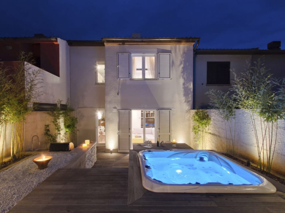 Stylisches Haus mit Dachterrasse, Bar und Hot Tub - Premantura