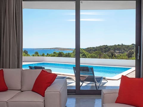 Luxusvilla Sunrise Premantur mit Pool