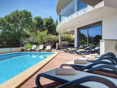 Luxusvilla Sunrise Premantur mit Pool