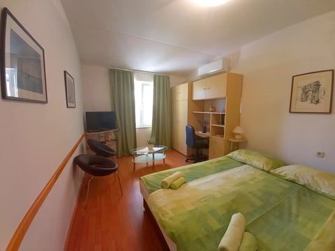 Schönes Apartment in Pješčana Uvala, Strand in der Nähe