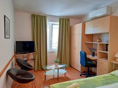 Schönes Apartment in Pješčana Uvala, Strand in der Nähe