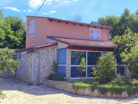 Komfortables Ferienhaus in Sisan