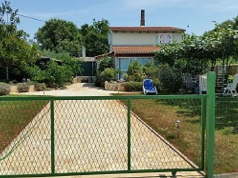 Komfortables Ferienhaus in Sisan