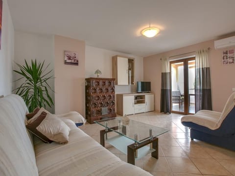 Appartement in Pula mit Terrasse, Garten und Grill