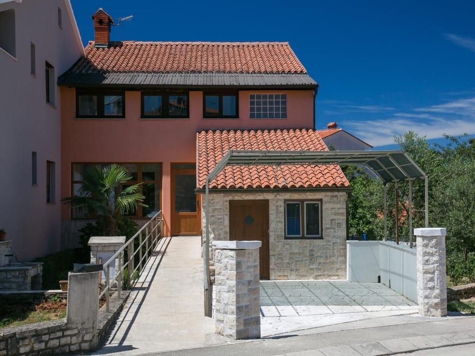 Appartement in Pula mit Terrasse, Garten und Grill - Pula