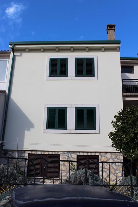 Appartement in Stoja mit Möbliertem Balkon
