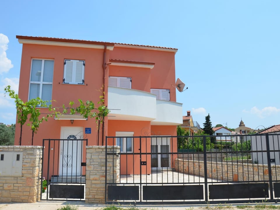 Ruhiges Ferienhaus mit Balkon und Garten - Fažana