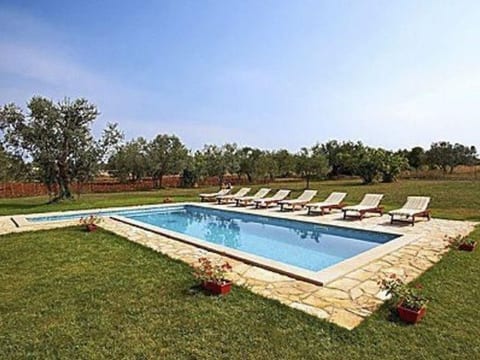 Luxuriöse Villa mit riesigem Olivenbaum-Garten, Sonnenterrasse, großem Pool und