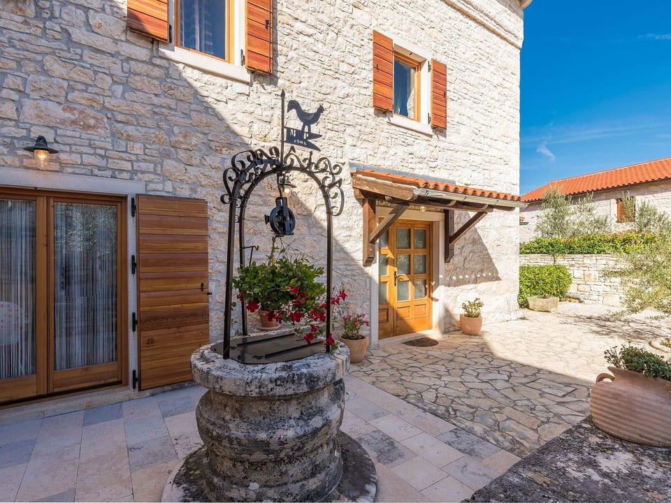 Gemütliches Ferienhaus in Peresiji mit Grill und Terrasse - Bokordići
