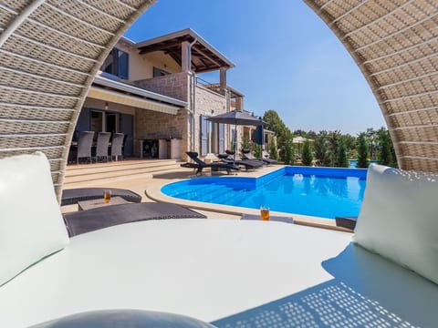 Tolles Ferienhaus in Deklići mit Privatem Pool