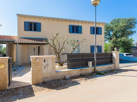 Tolles Ferienhaus in Deklići mit Privatem Pool