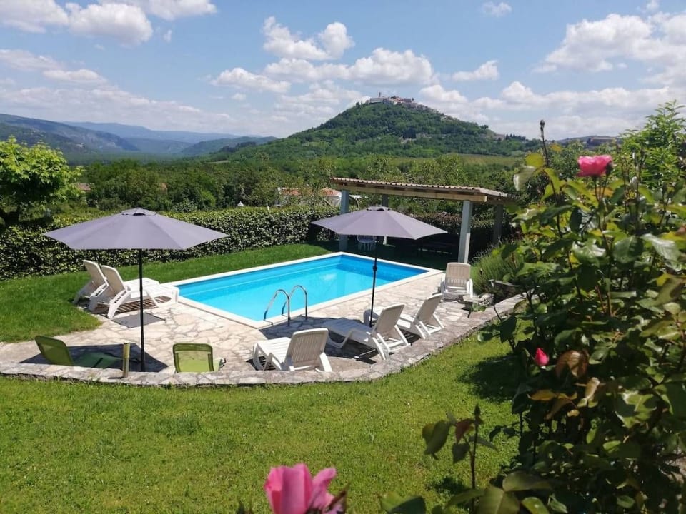 Valentino mit Blick auf das Wasser - Motovun