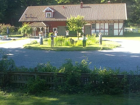 mit Balkon, Terrasse und Garten