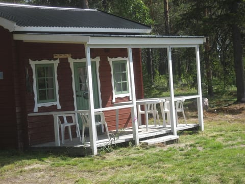 Schwedisches Holzhaus mit Grill und Terrasse