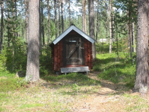 Schwedisches Holzhaus mit Grill und Terrasse