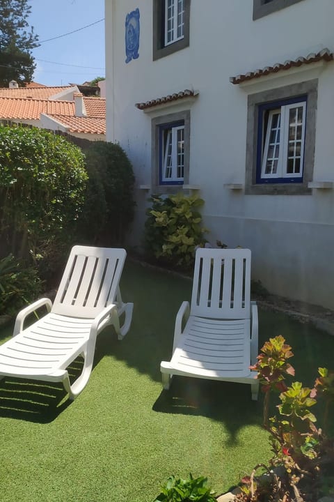 Schöne Wohnung in Azenhas Mar mit großem Garten