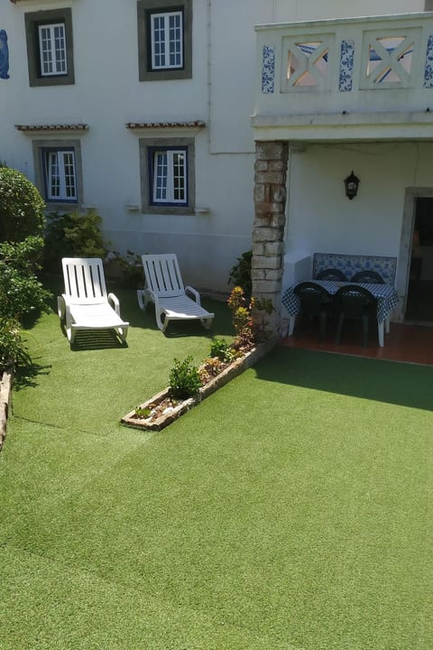 Schöne Wohnung in Azenhas Mar mit großem Garten