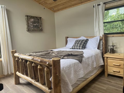 🥃 Whiskey Barrel | Rustic 3BR, Pet-Friendly Cabin in The Forge