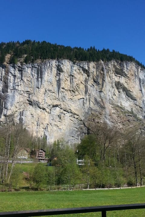gegenüber den Staubbach Wasserfällen