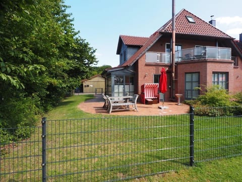 Seegang mit eingezäuntem Grundstück