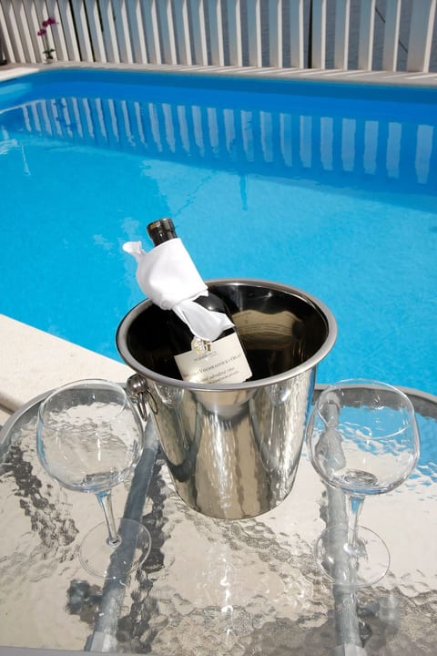 mit zwei Schlafzimmern und Pool
