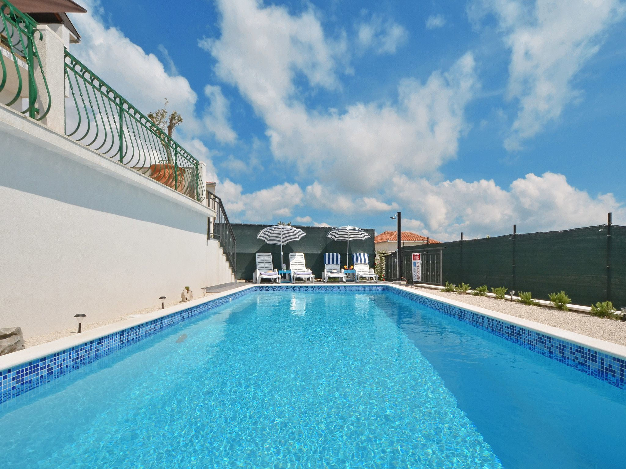 mit Pool und Blick auf die Stadt und das adriatische Meer