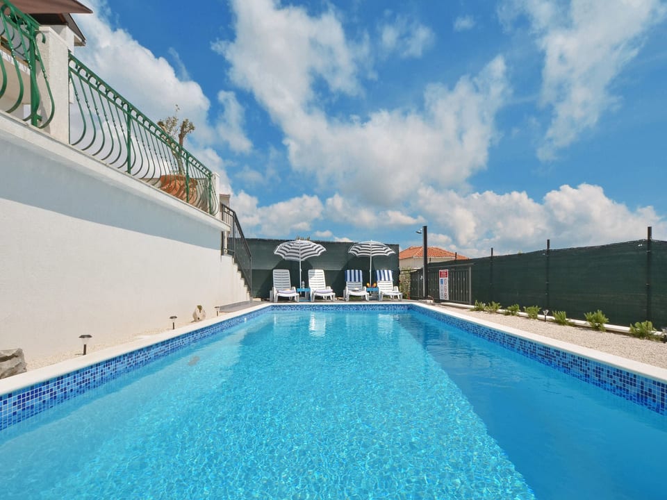 mit Pool und Blick auf die Stadt und das adriatische Meer - Mastrinka