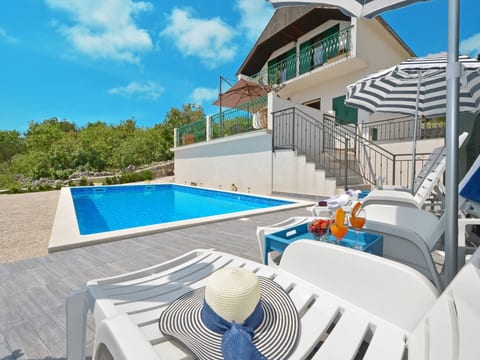 mit Pool und Blick auf die Stadt und das adriatische Meer