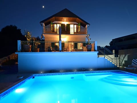 mit Pool und Blick auf die Stadt und das adriatische Meer