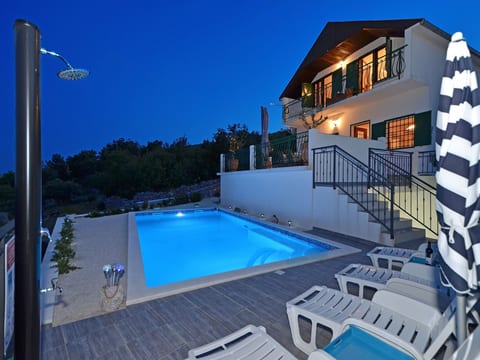 mit Pool und Blick auf die Stadt und das adriatische Meer