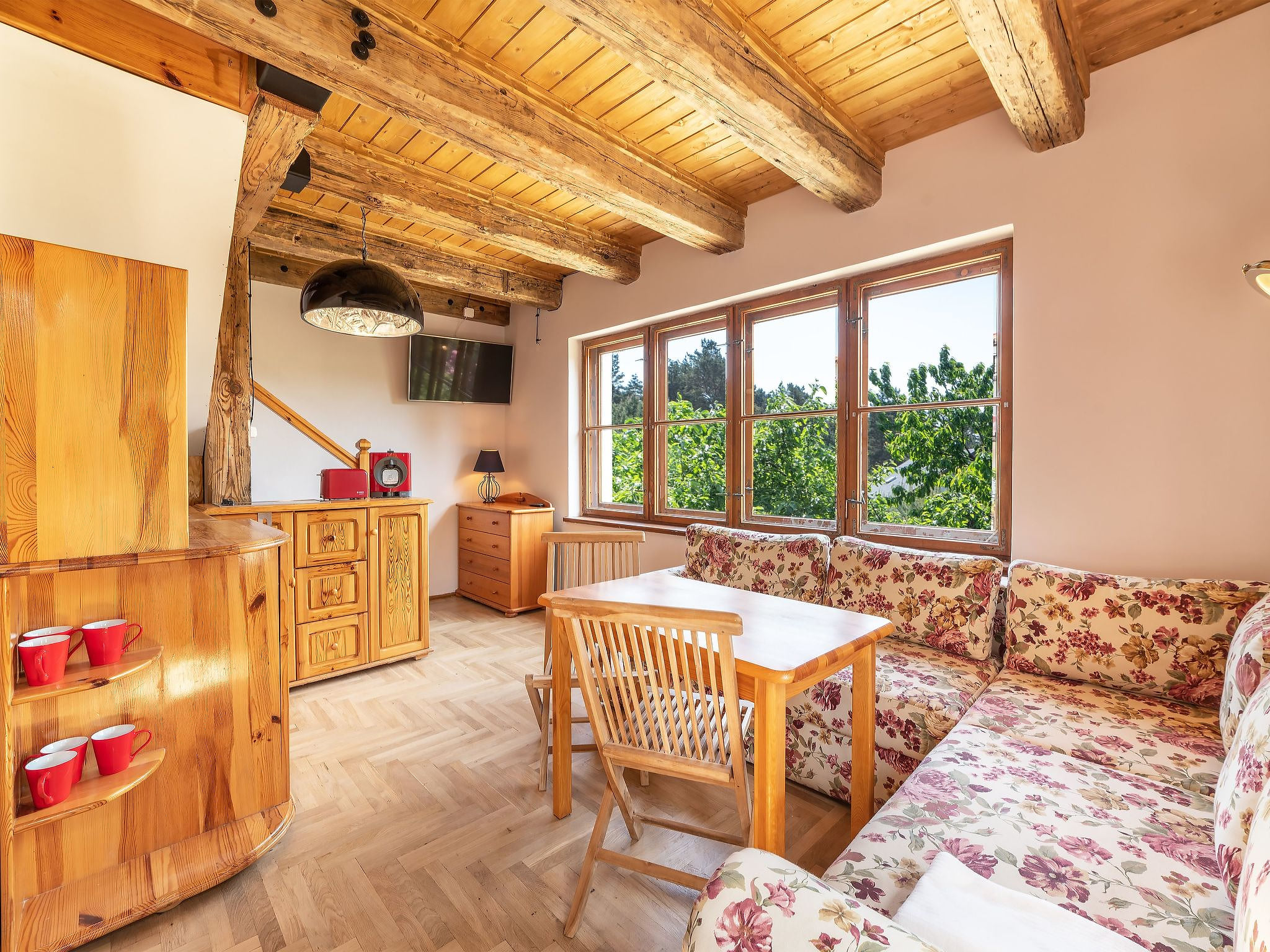 Kiefernwohnung mit Terrasse mit Blick auf den Garten