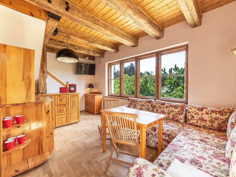 Kiefernwohnung mit Terrasse mit Blick auf den Garten - Ostrowo