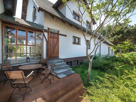Kiefernwohnung mit Terrasse mit Blick auf den Garten