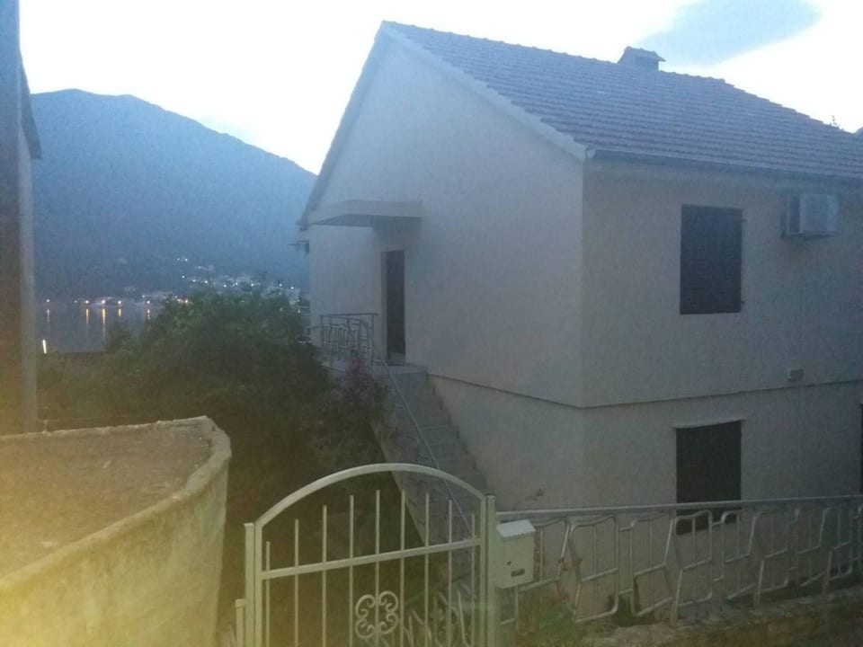 Ruhiger Ort im Herzen einer Bucht - Dobrota