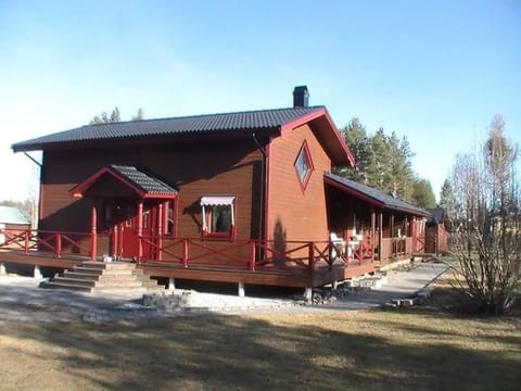 Landhaus auf großem Rasengrundstück