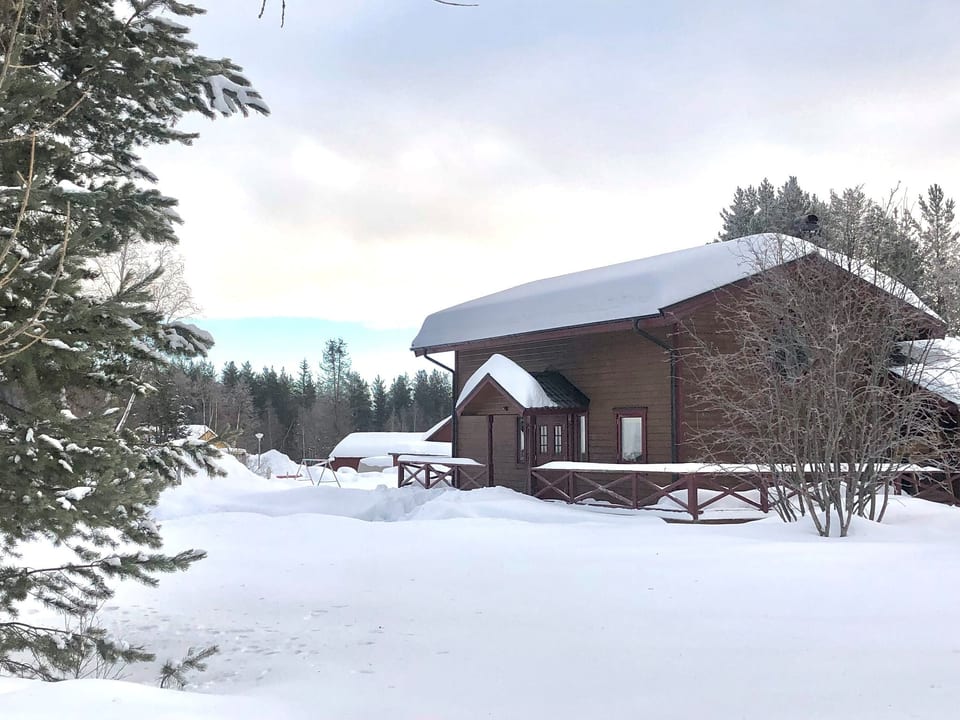 Landhaus auf großem Rasengrundstück - Sveg